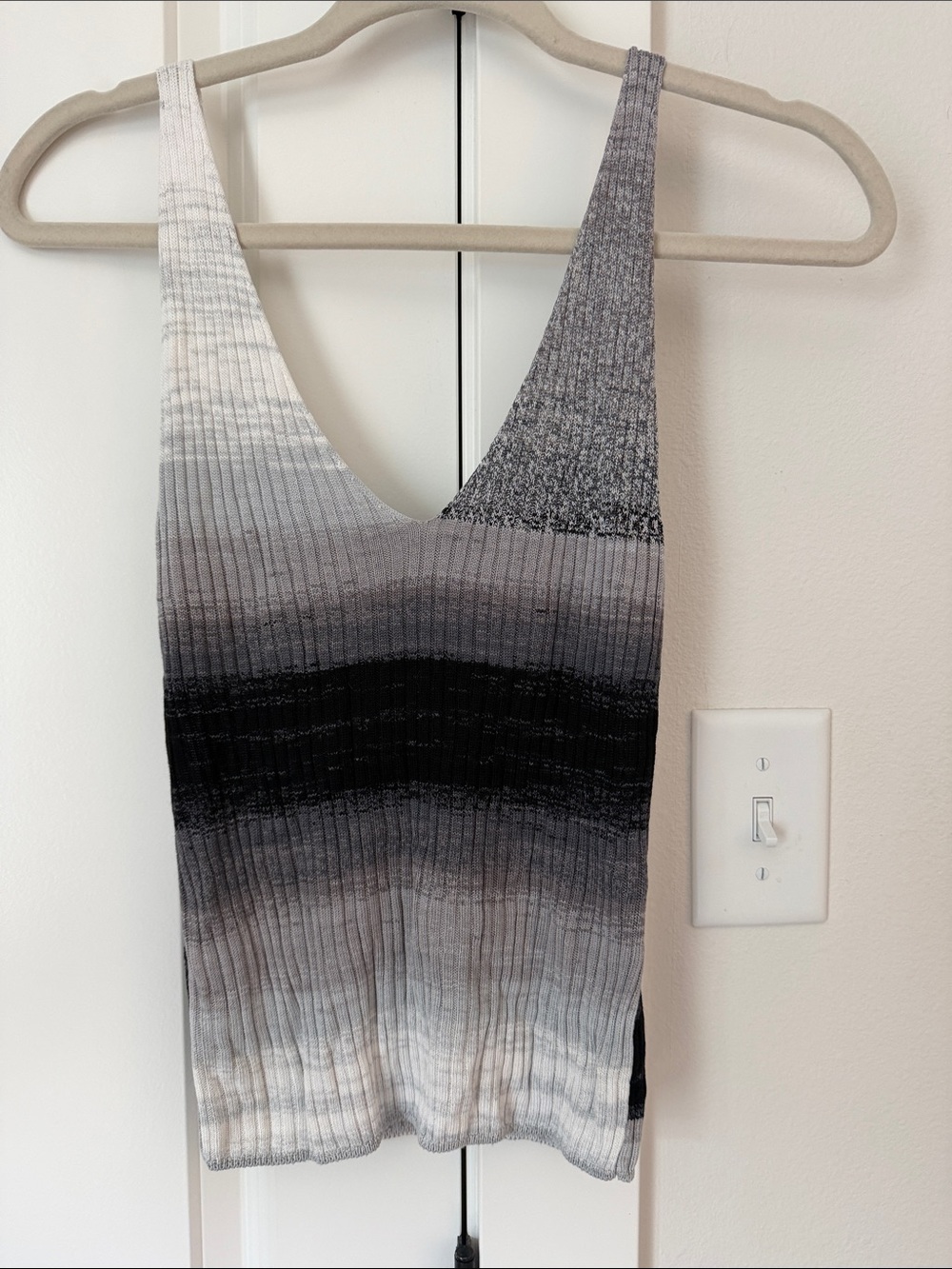 Ombre Ribbed V-Neck Tank Top - Gray/Black